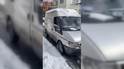 Sultanbeyli'de karla kaplı yollarda sürücüler zor anlar yaşadı