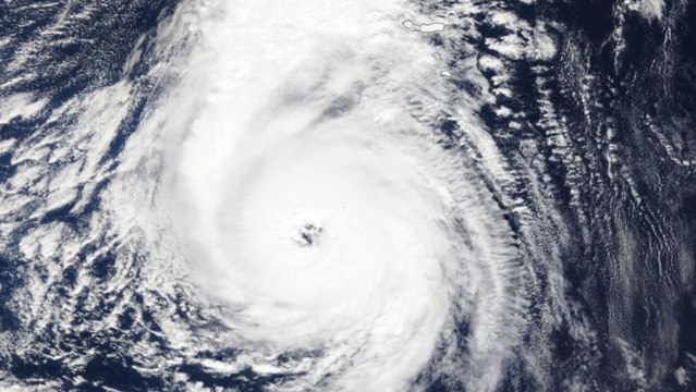 L'ouragan Ophelia s'approche dangereusement de l'Europe !