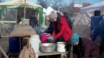 Voluntários alimentam soldados e civis em Kiev