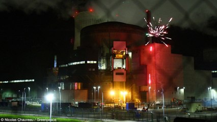 Des militants Greenpeace tirent des feux d'artifice dans une centrale nucléaire