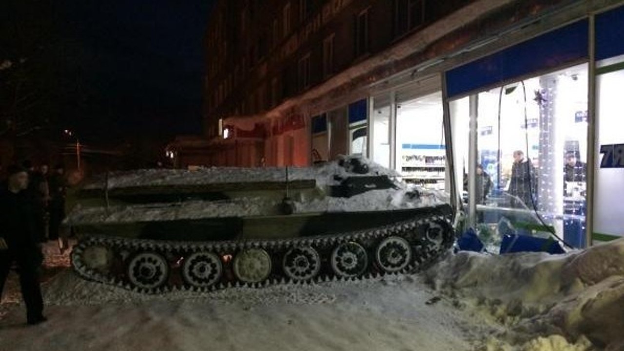 Ivre, il vole un tank pour aller faire ses courses au supermarché