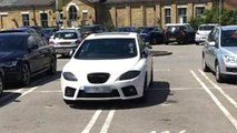Il se gare sur 4 places à la fois pour ne pas qu'on abîme sa voiture