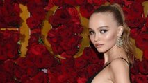 Lily-Rose Depp tombe (encore) le haut pour un shoo­ting : son hommage à Vanessa Para­dis