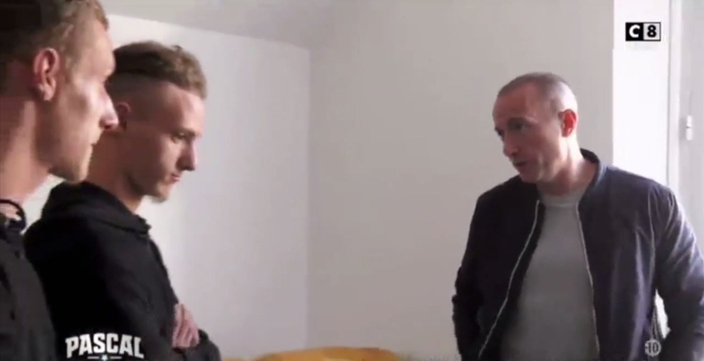 Pascal le grand frère sort la phrase de l'année en découvrant l'hygiène de cet ado