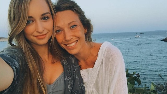 Emma Smet : un mois après la mort de Johnny Hally­day elle adresse un message plein d'émotion