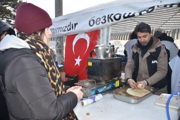 AFAD'ın Romanya-Ukrayna sınırındaki sıcak yemek dağıtımı bugün de sürdü