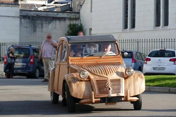 Après 5 ans de travail, il parvient enfin à faire rouler sa 2CV... En bois !