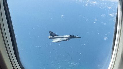 Les passagers d'un vol sont terrifiés par un avion de chasse qui les poursuit