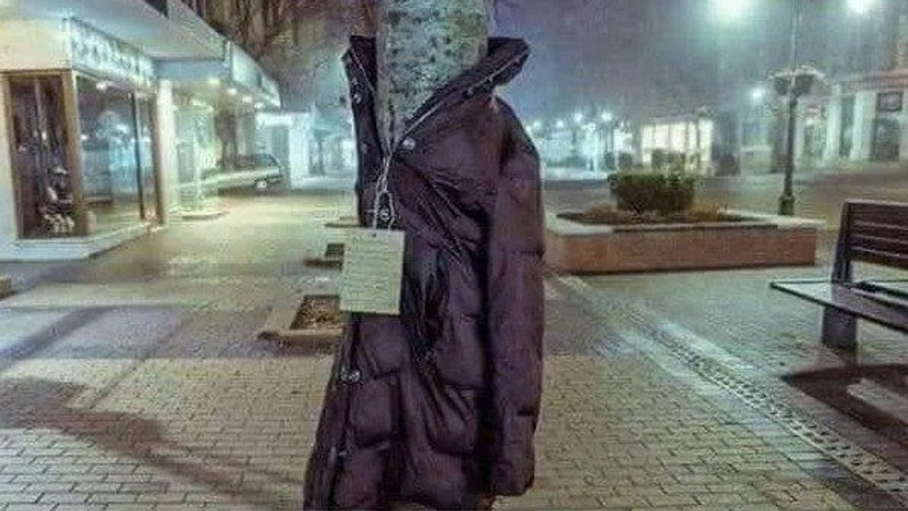 Les habitants de Cergy accrochent des vêtements chauds dans la rue pour ceux qui en ont besoin