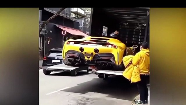 Régis livre une ferrari.. et devinez quoi?