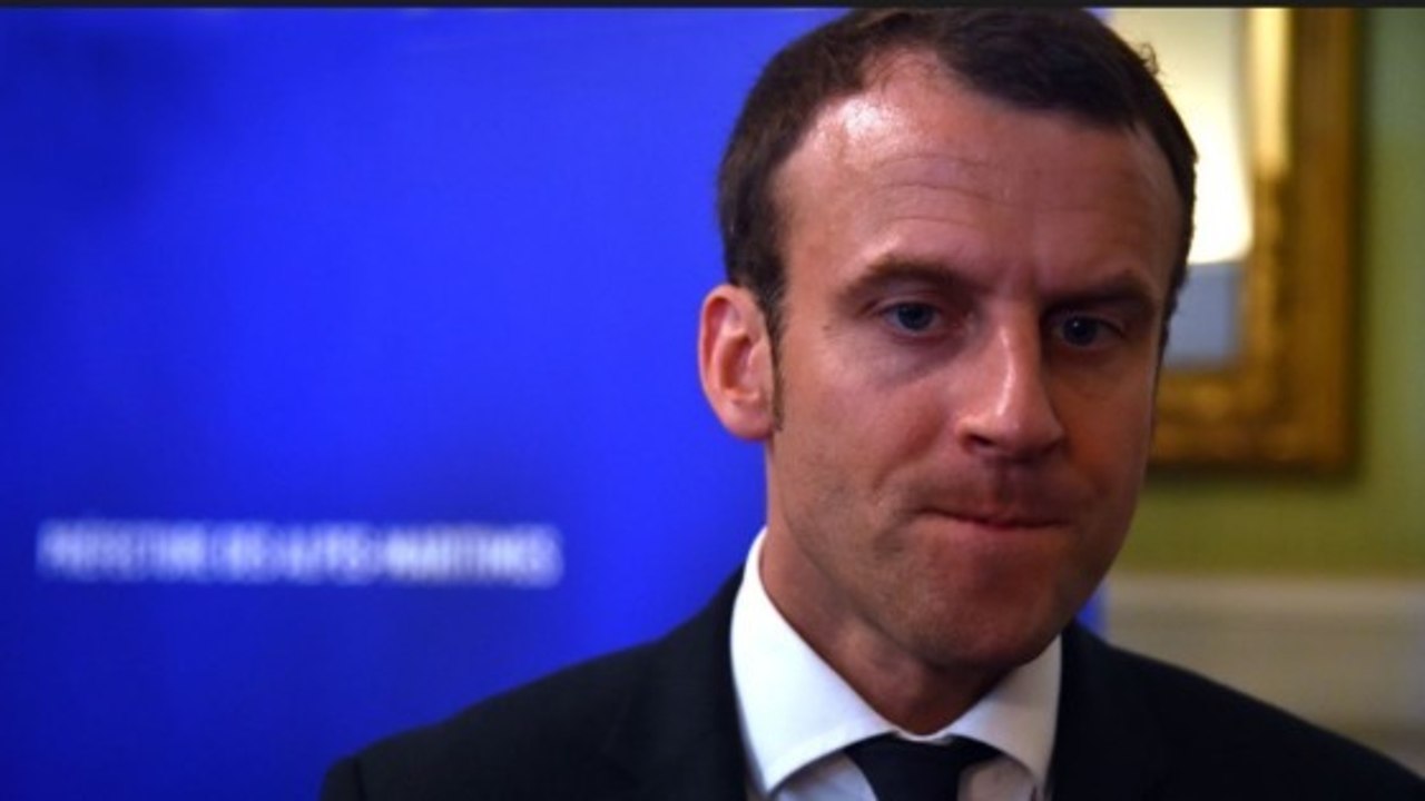 Emmanuel Macron donne une leçon de politesse à une homme qui n'a pas voulu lui serrer la main