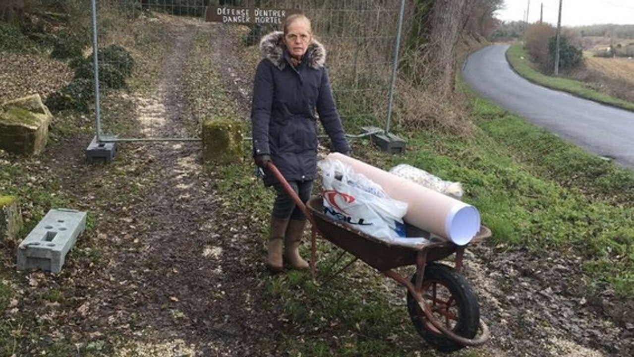 A 72 ans, cette retraitée est obligée de rentrer chez elle en brouette