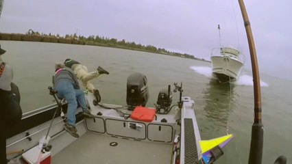 Collision de choc : un yacht fonce à pleine vitesse sur un bateau de pêche