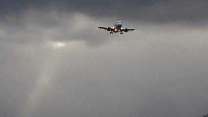 Ce pilote tente d’atterrir en pleine tempête et le regrette très vite