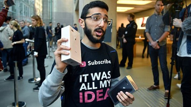 iPhone 8 : il passe 11 jours devant un Apple Store pour acheter le smartphone alors qu'il ne le 'voulait pas'