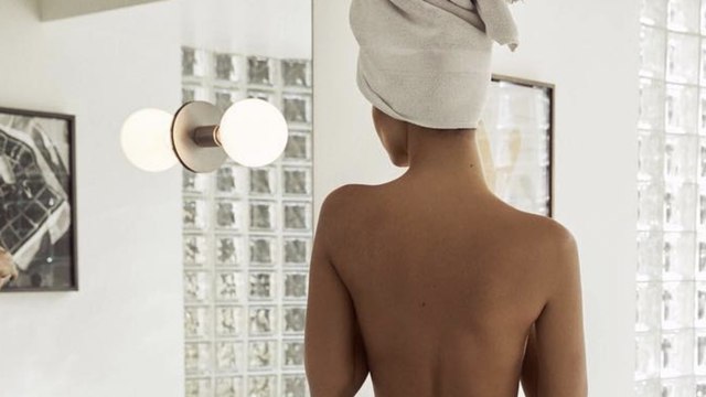 Emily Rataj­kowski : trahie par son miroir, elle dévoile involontairement sa poitrine