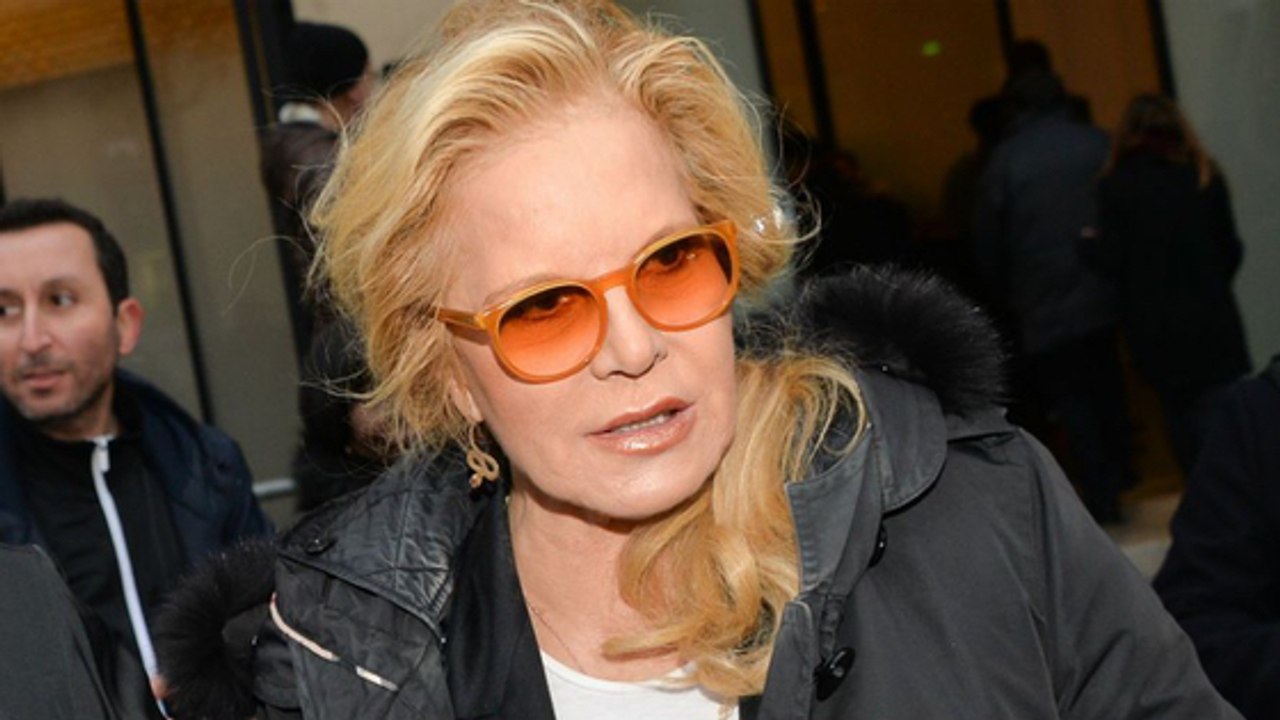 Sylvie Vartan n'a "pas envie de frapper à la porte de Laeticia Hallyday