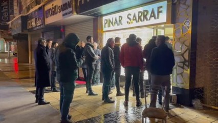 Bir zanlı altın bilezik çaldığı kuyumcuyu bıçaklayarak kaçtı