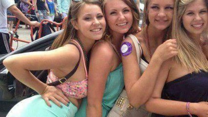 Casse-tête : un détail se cache sur la photo de ces 4 filles, arriverez-vous à le trouver ?