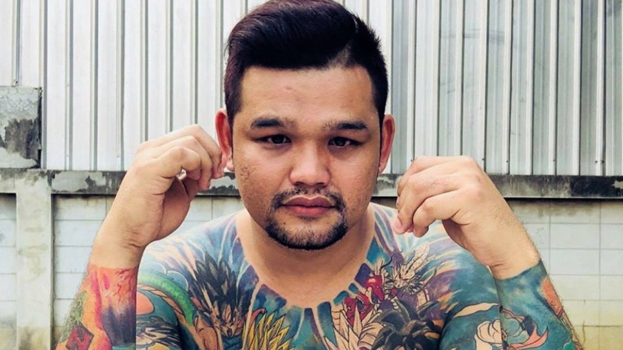 Cet homme a le corps complètement recouvert de tatouages Dragon Ball Z