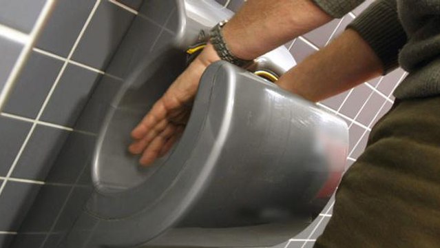 Les sèches-mains électriques publics sont remplis de bactéries