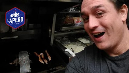 Ivre, il se prépare à manger dans un Fast Food en pleine nuit alors que les employés dorment