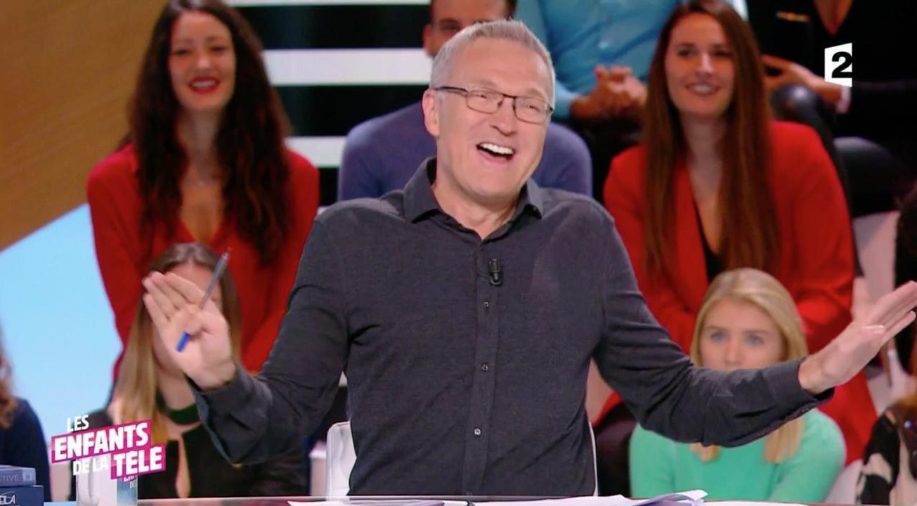 Laurent Ruquier filmé avec une bombe sensuelle au bord d'une piscine