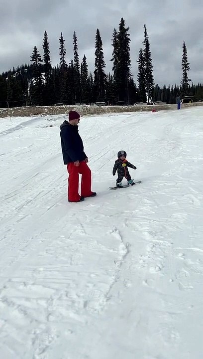Un bebé de 11 meses sorprende con su talento para el snowboard