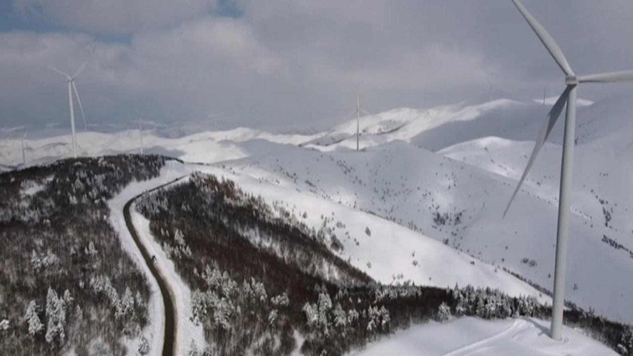 Baerbock weiht Windkraftanlage in Kosovo ein