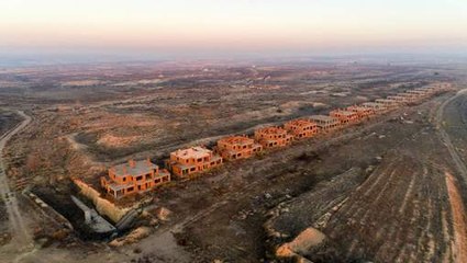 Il pénètre dans l'univers étrange des maisons abandonnées espagnoles, et voici ce qu'il y trouve