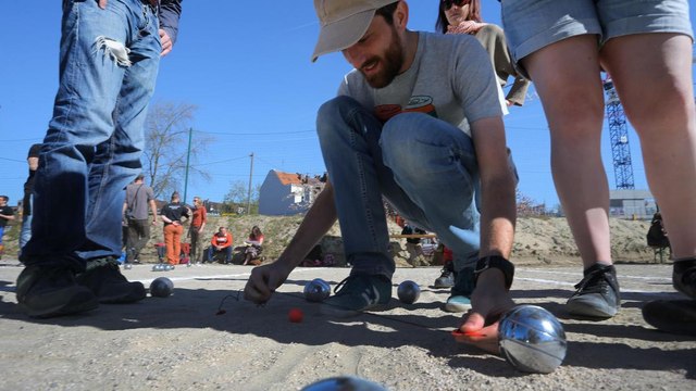 La Fédération de pétanque interdit les joueurs de porter des jeans bleus
