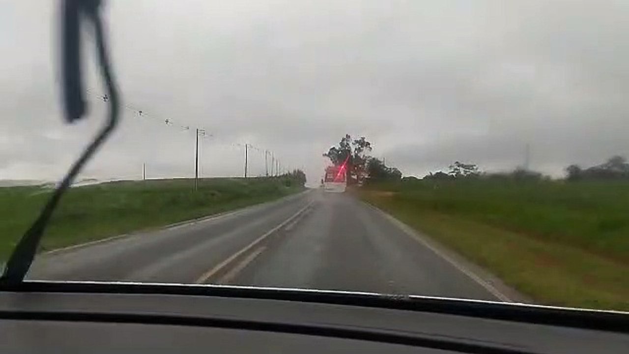 Vítima fica presa às ferragens após colisão na rodovia entre Umuarama e Serra dos Dourados