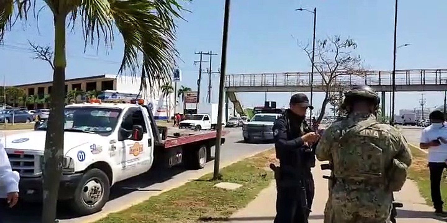 (VIDEO) MOTOCICLISTA se salva de PURO MILAGRO de morir APLASTADA por revolvedora de concreto, al poniente de COATZACOALCOS