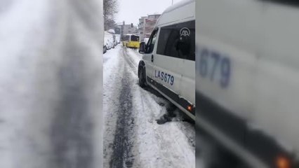 Bağcılar'da karla kaplı yollarda sürücüler zor anlar yaşadı