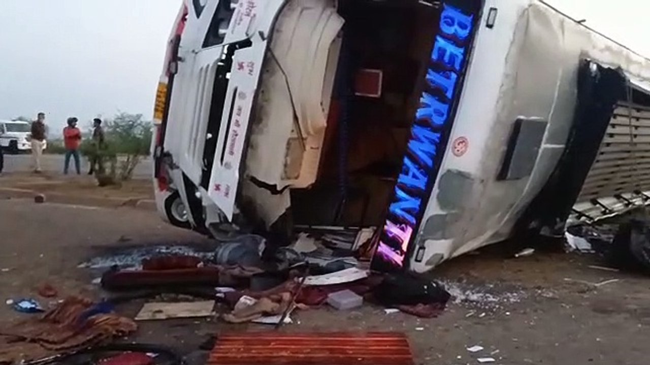 video : जब ट्रैक्टर ट्रॉली से टकराकर पलटी कानपु...
