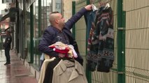 Ce patron d'une friperie décide d'accrocher des vêtements gratuits pour les sans-abris