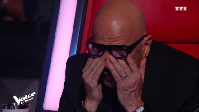 The Voice 7 : Pascal Obispo craque et fond en larmes durant l'hommage à Maurane
