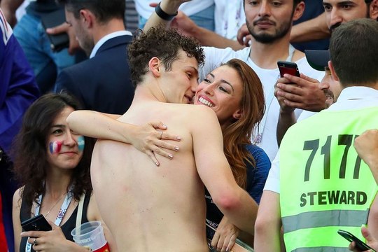 Rachel Legrain-Trapani : la copine de Benjamin Pavard se dévoile en maillot de bain rouge
