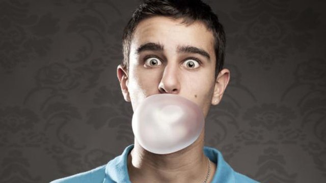 Selon cette étude, mâcher du chewing-gum en marchant ferait maigrir (mais à une condition)