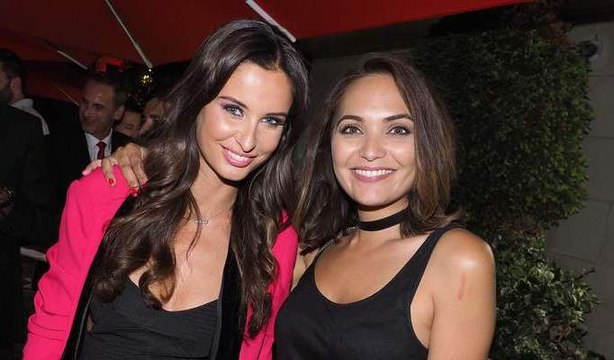 Valérie Bègue plonge son nez dans le décolleté de Malika Ménard