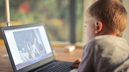 Journée du sommeil : les jeunes dorment trop peu... à cause des écrans