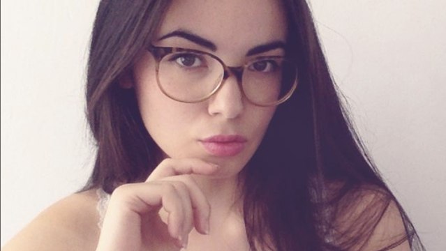 Agathe Auproux en dévoile beaucoup à travers son haut transparent