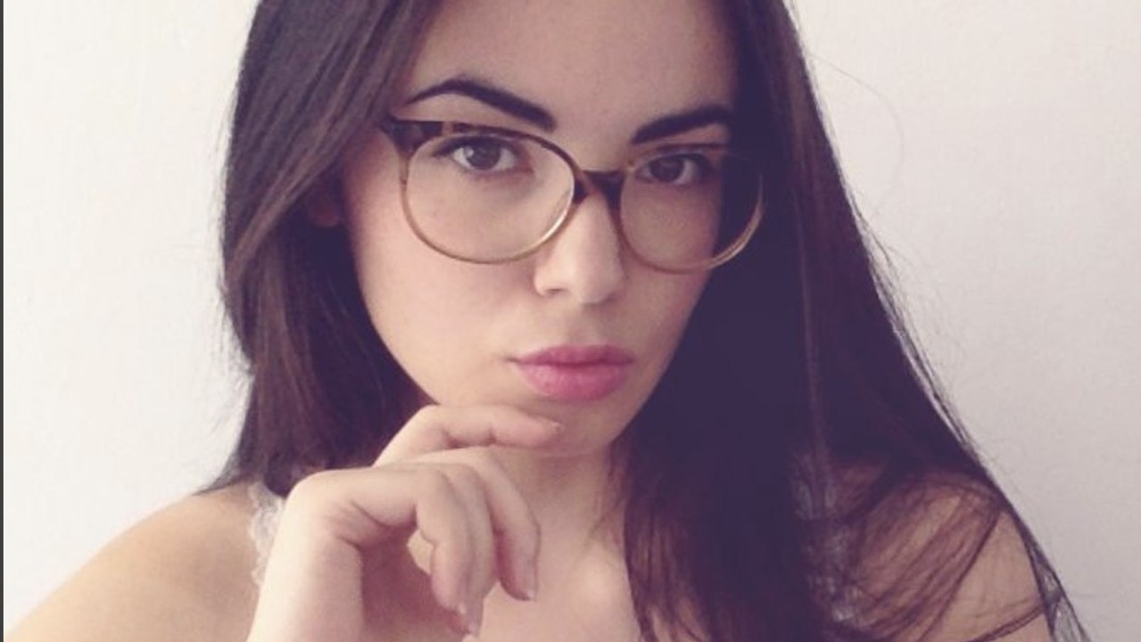 Agathe Auproux en dévoile beaucoup à travers son haut transparent