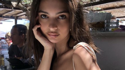 Emily Ratajkowski : la bombe dévoile un téton... en plein restaurant !