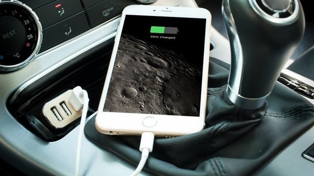 Pourquoi vous ne devriez jamais charger votre téléphone dans une voiture