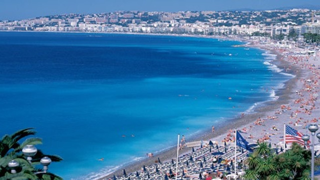 La mer calme de Nice est agitée par une mystérieuse vague