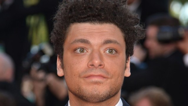 Kev Adams ressort une vieille photo de classe de primaire et surprend ses fans