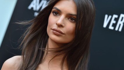 Alerte canicule : Emily Ratajkowski en string... dans son salon