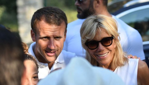 Il a beaucoup de travail Brigitte Macron raconte les vacances du président