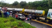 Duas pessoas ficam feridas em grave colisão entre carreta e caminhonete na PR-182